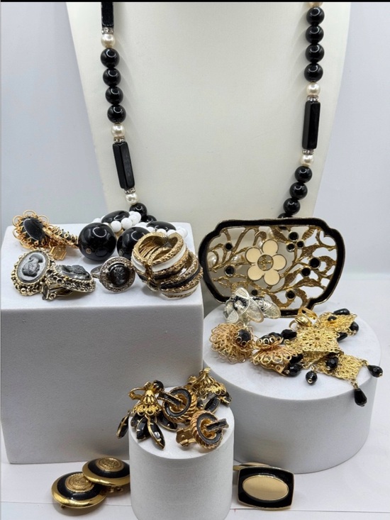 Jewelry - Vintage Black Gold Jewelry Lot